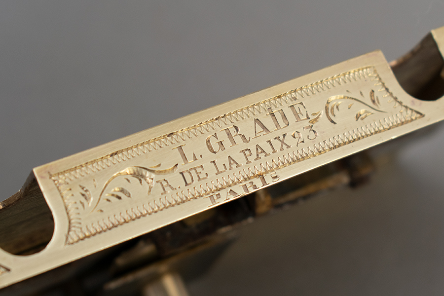 Louis Gradé アンティークテーブルサイン.jpg Louis Gradé アンティークテーブルサイン.jpg